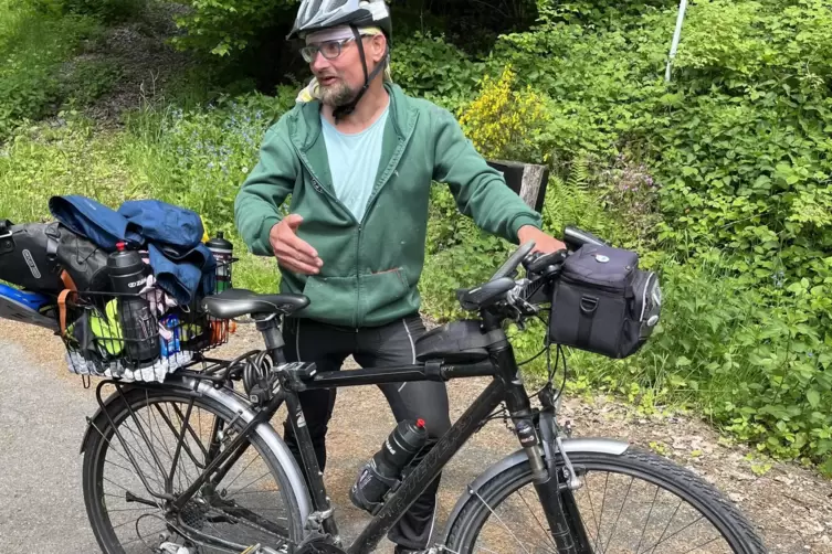 Friedhelm Feige mit seinem geborgten Tourenrad, das sogar Gepäckträger und Körbchen hat.