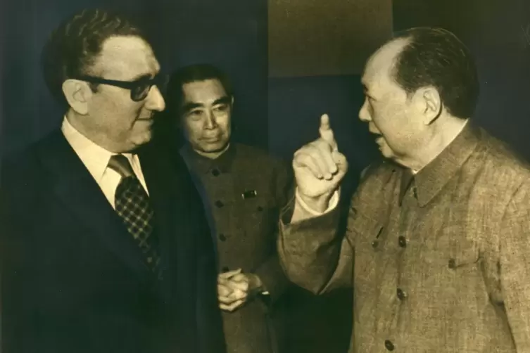 Historisch war Kissingers Politik der &Ouml;ffnung gegen&uuml;ber China. Hier spricht er mit Mao Tsetung, im Hintergrund der chinesische P