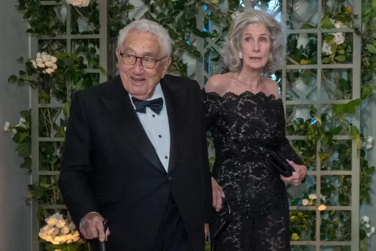 Seine Frau Nancy heiratete Kissinger 1974, hier sind die beiden 2018 bei einem Ball f&uuml;r den franz&ouml;sischen Pr&auml;sidenten. 