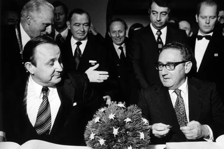 Bad Reichenhall 1974: Henry Kissinger und sein deutscher Amtskollege Hans-Dietrich Genscher tragen sich bei ihrer ersten Begegnu