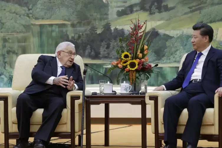 Die M&auml;chtigen der Welt h&ouml;ren bis heute auf ihn: Kissinger zu Besuch bei Chinas Staatschef Xi Jinping. 