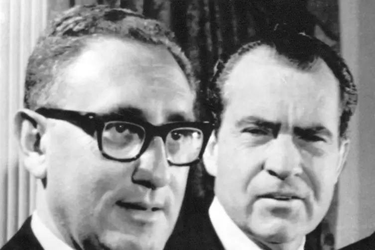 Als junger Harvardprofessor f&auml;llt Kissinger Richard Nixon (rechts) auf. Er wird zun&auml;chst Sicherheitsberater des konservativen US