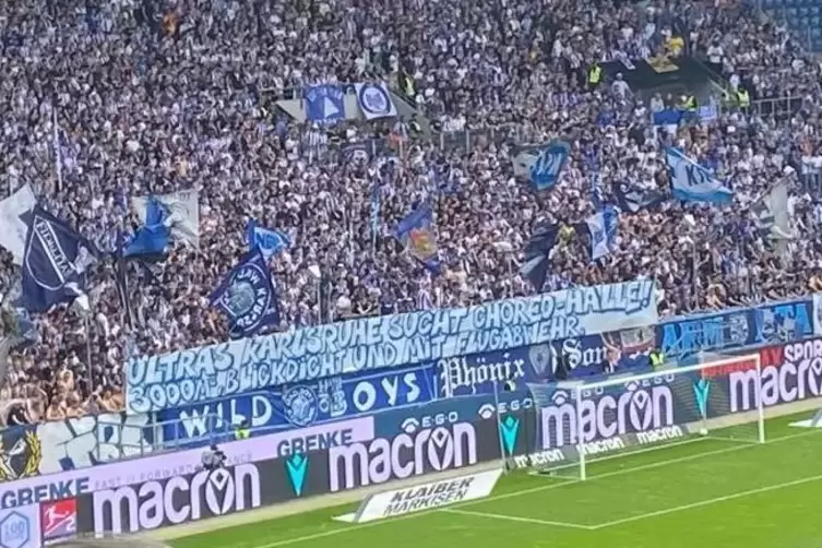 Selbstironisches Banner der Karlsruher Fans.