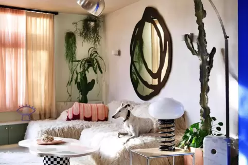 Mia Martin liebt besondere Möbel in der Wohnung.