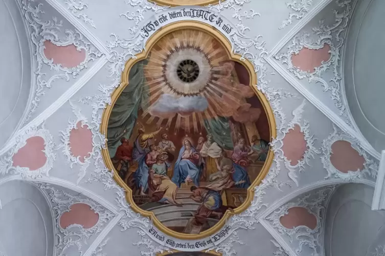  Ein Deckengemälde in der katholischen Kirche St. Johannes der Täufer im bayerischen Seßlach zeigt das Pfingstereignis mit einer