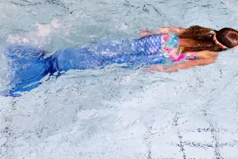 In einem Wuppertaler Schwimmbad gibt es einen Kurs zum „Mermaiding“: mit Flosse, Tauchmaske und speziellen Schwimmübungen. In einem Wuppertaler Schwimmbad gibt es einen Kurs zum „Mermaiding“: mit Flosse, Tauchmaske und speziellen Schwimmübungen.