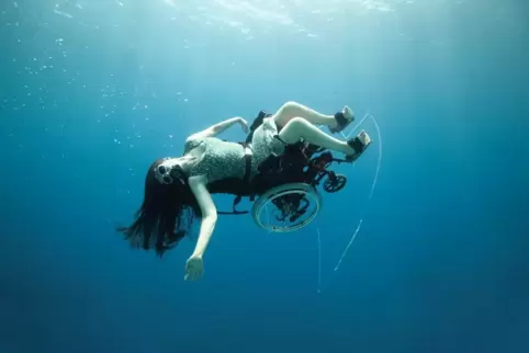 Unterwasserballett mit Rollstuhl: Die Künstlerin Sue Austin hat sich von ihrer Beeinträchtigung keine Grenzen setzen lassen – un