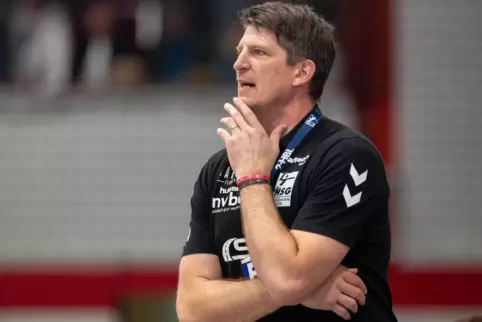Daniel Kubes, Trainer der HSG Nordhorn-Lingen, hadert ein wenig mit unnötigen Punktverlusten, wegen denen seine Mannschaft nicht Daniel Kubes, Trainer der HSG Nordhorn-Lingen, hadert ein wenig mit unnötigen Punktverlusten, wegen denen seine Mannschaft nicht