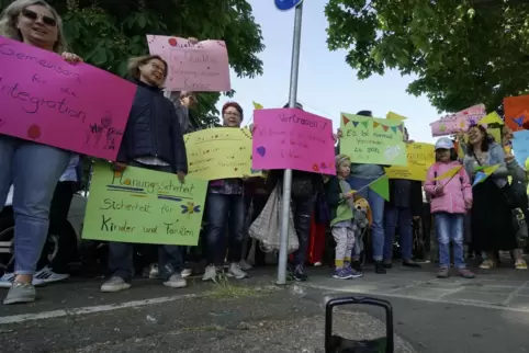 Lautstarker Protest: Eltern und Erzieher der Integrativen Kita in Maxdorf hatten zur Demo in Frankenthal aufgerufen.