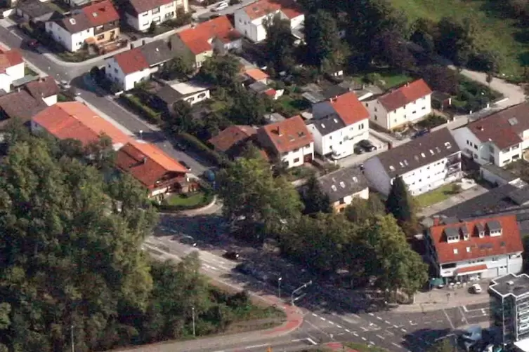 Unfallstelle: Einmündung des Stöckelgrabens in den Otterstadter Weg (Bildmitte).