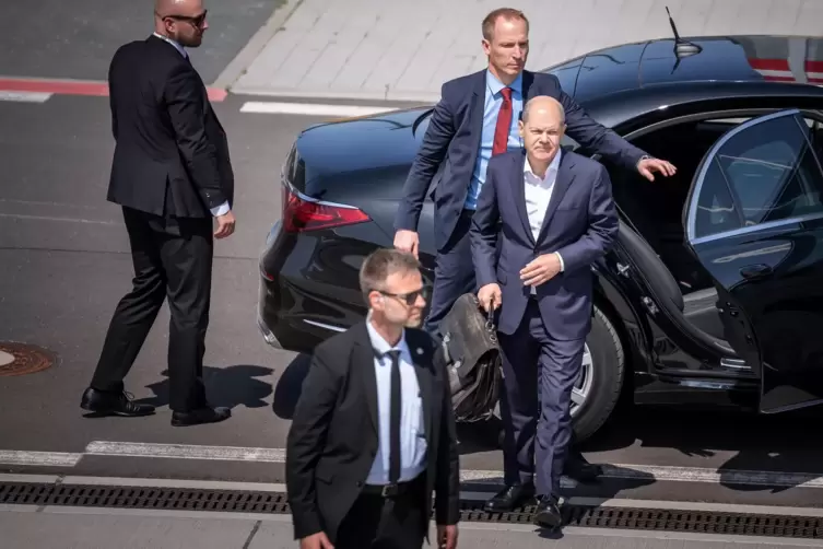 Immer in Begleitung von Personenschützern: Bundeskanzler Olaf Scholz am Freitag auf dem Flughafen Berlin vor seiner Abreise nach