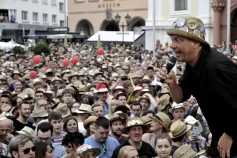 Würde den Kubus vor dem Rathaus enorm aufhübschen: der Hut von Olli Herrmann. Würde den Kubus vor dem Rathaus enorm aufhübschen: der Hut von Olli Herrmann.