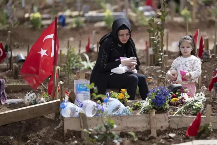 Trauer: provisorische Gräber in der Region Kahramanmaras, in der Mehmet Siyahturps Heimatdorf liegt.