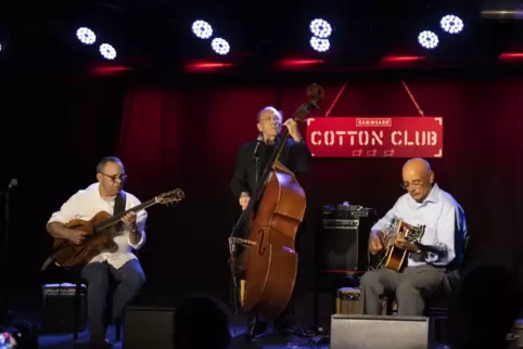 Gypsy-Swing im Lauterer Cotton Club: von links Biréli Lagrène, Vali Mayer und Holzmanno Winterstein.