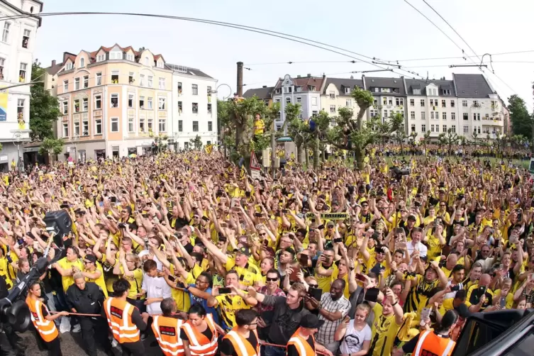 So wie 2017, als der BVB den Pokal gewann, könnte der Dortmunder Borsigplatz auch an Pfingstsonntag aussehen. 