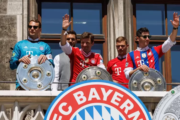 Anders als 2022 – unser Bild – könnten diesmal nur die Bayern-Frauen vom Balkon ihre Fans auf dem Münchner Marienplatz grüßen.