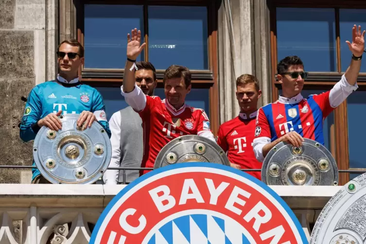 Anders als 2022 &ndash; unser Bild &ndash; k&ouml;nnten diesmal nur die Bayern-Frauen vom Balkon ihre Fans auf dem M&uuml;nchner Marienplatz gr&uuml;&szlig;en.