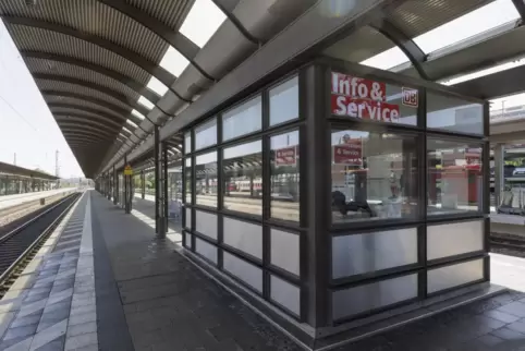 Der neue Infopunkt befindet sich auf dem Bahnsteig zwischen den Gleisen 4 und 5. 