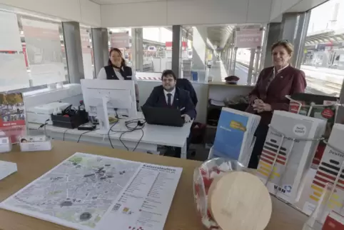 Betreuen Bahnkunden im neuen Info-Punkt auf dem Bahnsteig in Kaiserslautern: (von links) Vanessa Vogel, Tobias Doll und Helga Go