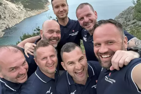 Veteranen oder Masters-Handballer: Marek Galla (hinten rechts) mit seinen Kumpels vor der Küste Kroatiens.