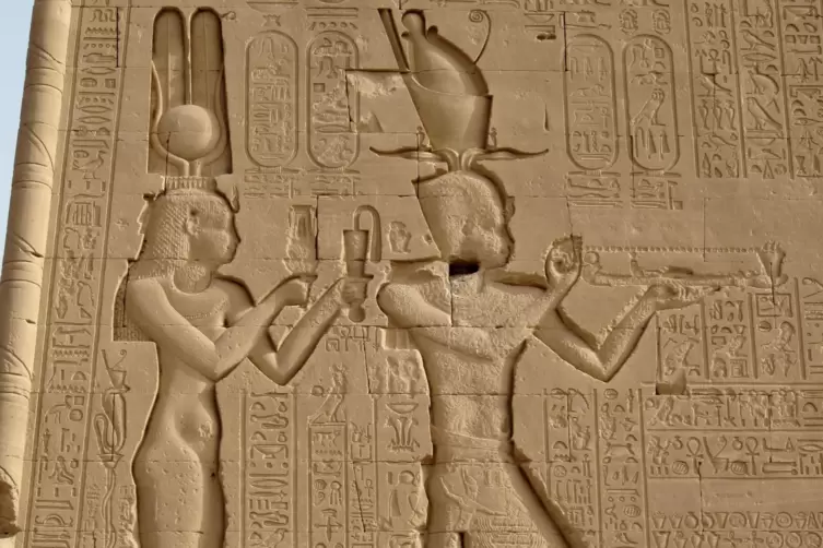 &Auml;gypten real: Kleopatra und ihr Sohn Caesarius am Hathor-Tempel von Dendera.