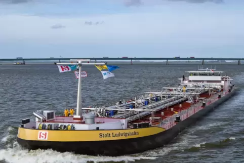 Der Binnen-Tanker Stolt Ludwigshafen fährt ausschließlich für die BASF und kann bis zu 5100 Tonnen Chemikalien transportieren.