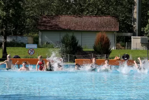 Tief durchatmen und abtauchen: Die Temperaturen im Rebmeerbad sind derzeit nur was für besonders Mutige. 