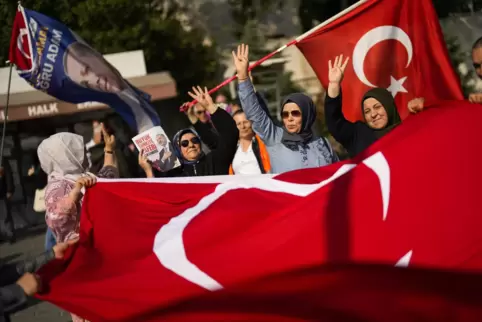 In Istanbul schwenken Anhänger des türkischen Präsidenten Erdogan kurz vor Stichwahl eine große türkische Flagge. 