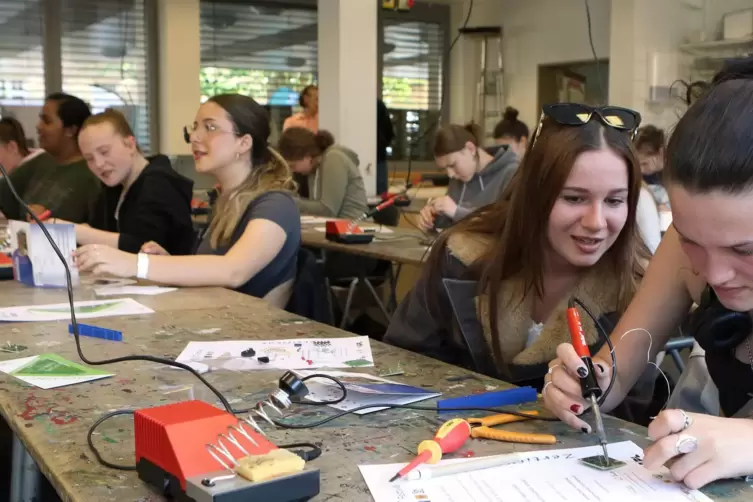 In Workshops konnten die Schülerinnen praktische Erfahrungen sammeln, beispielsweise beim Bau eines elektronischen Würfels. 