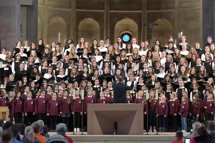 „Cantate Domino“: Rund 200 junge Sängerinnen unter Domkapellmeister Markus Melchiori beim Konzert im Dom.