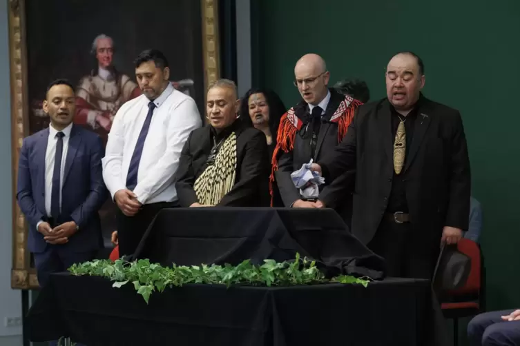 Vertreter Neuseelands – vorn von links Te Arikirangi Mamaku-Ironside, Chas Taurima, Te Herekiekie Herewini, Botschafter Craig Ha