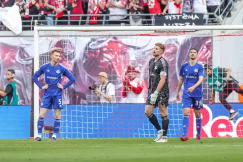 Betröppelte Gesichter: Schalke 04 steigt ab. 
