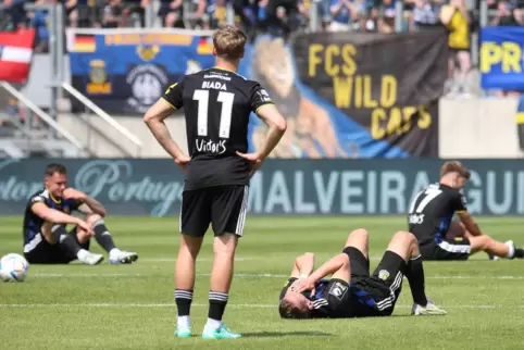 Stille im Ludwigspark: Nach dem Abpfiff registrieren die Spieler des 1. FC Saarbrücken enttäuscht, dass sie den Aufstieg in die 