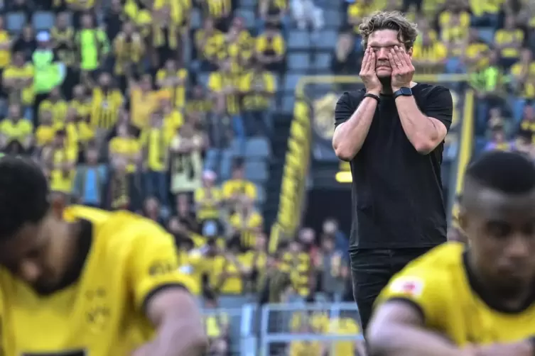 Pure Trauer: Borussia Dortmund um Trainer Edin Terzic dürfte an dem, was am Samstag passierte, lange zu knabbern haben. 