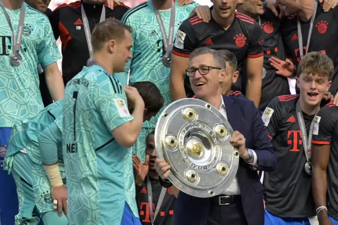 Jan-Christian Dreesen, der künftige Bayern-Boss, gibt die Meisterschale an Manuel Neuer. Es ist eine Kopie, das Original war in Jan-Christian Dreesen, der künftige Bayern-Boss, gibt die Meisterschale an Manuel Neuer. Es ist eine Kopie, das Original war in