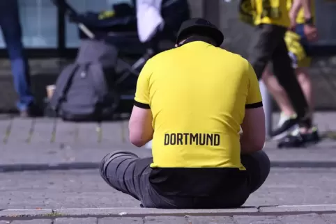 Trauer statt wilde Party: Die Fans von Borussia Dortmund müssen einen Tiefschlag verarbeiten. 