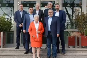 Die alte und neue Geschäftsführung der Jakob Becker GmbH & Co. KG in Mehlingen. Hintere Reihe von links: Lutz Schönfeld, Thorste