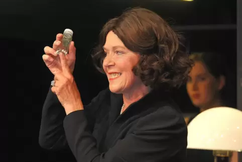 Die krebskranke Matriarchin durchschaut trotz Tablettensucht das Lügengespinst: Hannelore Bähr im Pfalztheater-Stück „Eine Famil