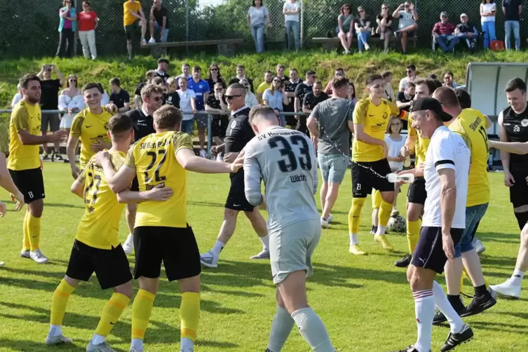 Nach dem Abpfiff: Der SV Hermersberg feiert seinen Verbleib in der Verbandsliga.