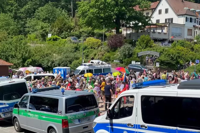 Die Gegen-Demo unter dem Motto »Neustadt Demokratisch Bunt – statt Weißem Einheitsbrei«.