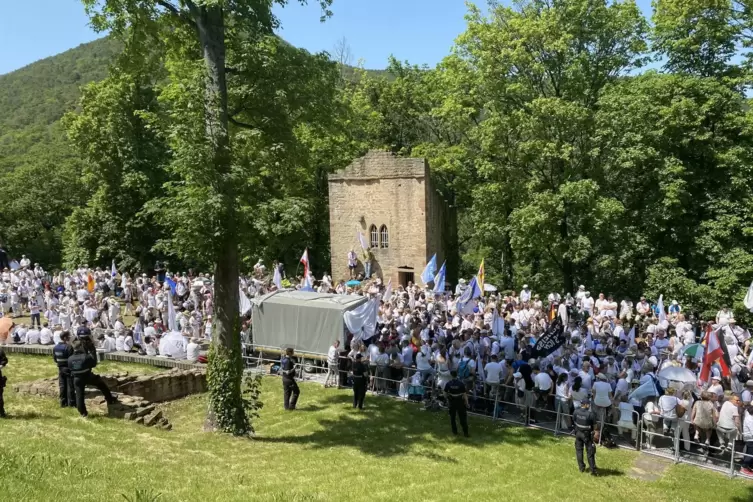 Abschluss der „Weißen“- Demo auf dem Hambacher Schloss. 