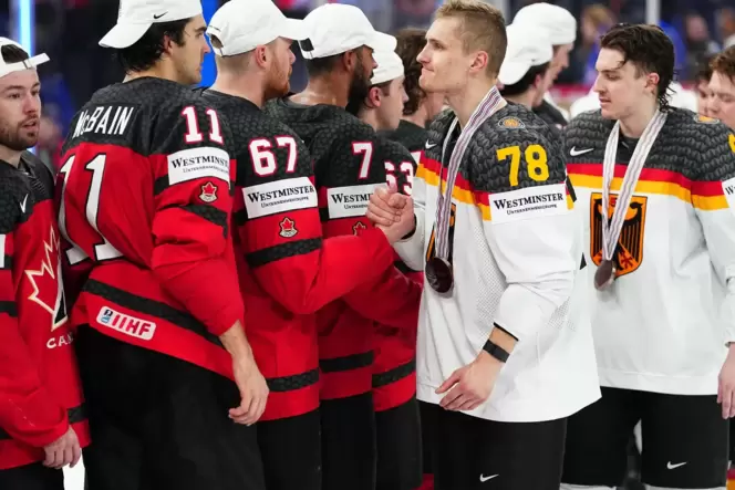 Handschlag mit Silbermedaille: Deutschland Team begkückwünscht Weltmeister Kanada.