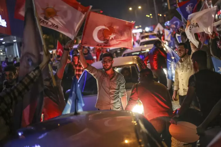 Anhänger des türkischen Präsidenten Erdogan feiern nach dem Ergebnis der Stichwahl in der Türkei. 