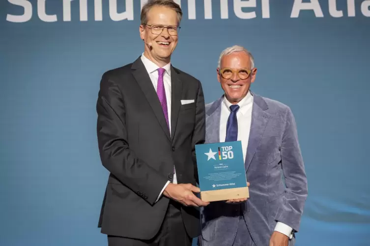 Johannes Großpietsch (links), Geschäftsführer des Busche Verlagshauses, überreicht Roland Zadra die Auszeichnung. 