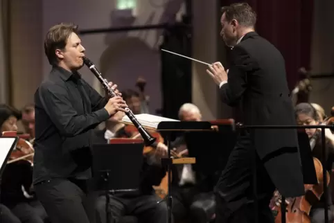 Gäste aus Hannover und Cottbus: Klarinettist Sebastian Manz und Dirigent Alexander Merzyn spielten mit dem Orchester des Pfalzth