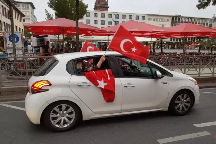 Anhänger feiern den Wahlsieg des türkischen Präsidenten Erdogan. 