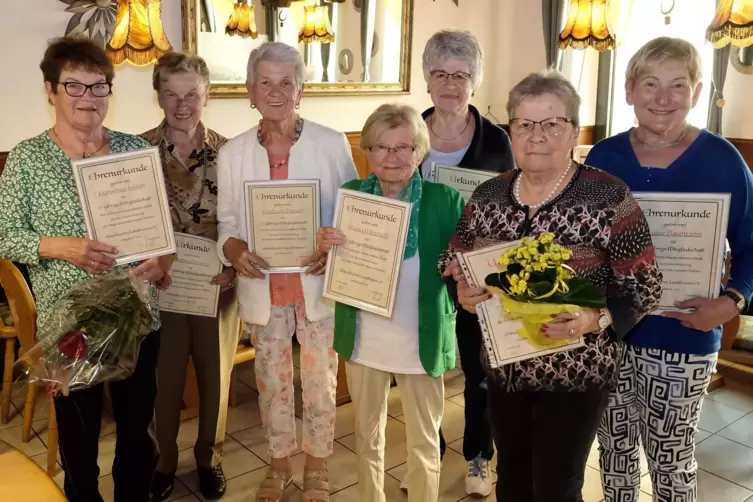 Seit den 70er Jahren dabei (von links): Dorothea Imhof, Gertrud Sutter, Gerlinde Persch, Gisela Mittrach, hinten Gudrun Peifer, 
