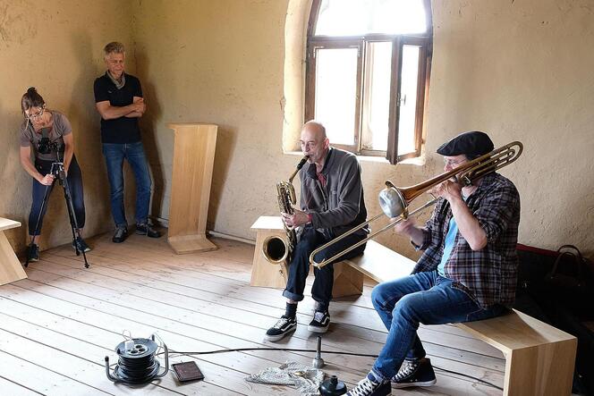 Free Jazz im Kirchturm: Saxofonist und Klarinettist Hartmut Oßwald (vor dem Fenster sitzend) und der Posaunist Christof Thewes.