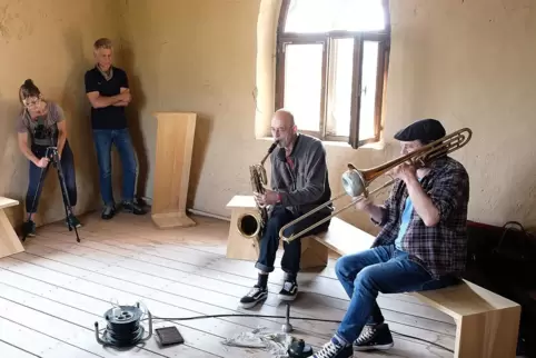 Free Jazz im Kirchturm: Saxofonist und Klarinettist Hartmut Oßwald (vor dem Fenster sitzend) und der Posaunist Christof Thewes. 