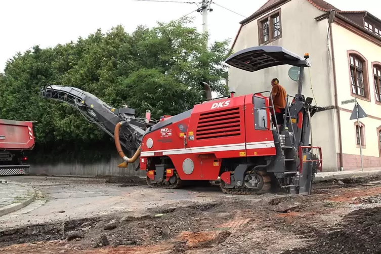 Die Lindenstraße ist bereits erneuert. Jetzt wird in der Windhofstraße gearbeitet, die im Hintergrund zu sehen ist.